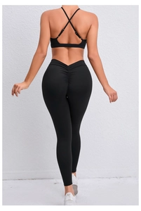 Détail du soutien-gorge de sport à dos croisé et legging froncé taille haute en noir