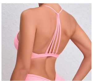 Détail du soutien-gorge de sport rose avec sangles croisées au dos et tissu élastique