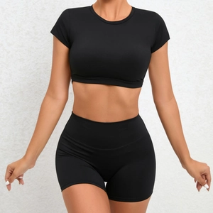 Zweiteiliges schwarzes Yoga-Set mit Crop-Top und High-Waist-Shorts für Fitnesssport