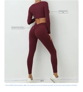 Détail d'un ensemble de yoga bordeaux avec legging froncé et crop top à manches