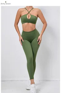 Détail de la brassière de sport dos croisé vert armée et du legging de yoga