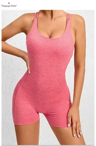 Détail du body de yoga rose chiné avec fines bretelles et décolleté en U profond