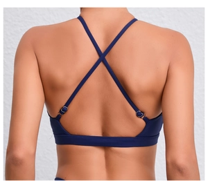Détail du soutien-gorge de sport bleu marine avec bretelles croisées et boucles en métal