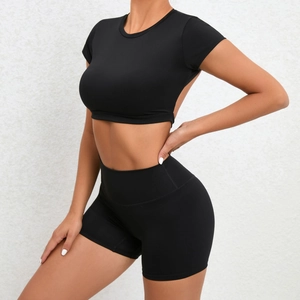 Zweiteiliges schwarzes Yoga-Set mit hochtaillierten Shorts und bauchfreiem Kurzarm-Top