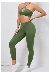Gros plan sur l'ensemble de yoga vert olive avec brassière croisée et legging taille haute