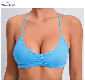 Détail de la brassière sport bleu flamme avec col en V profond et design plissé au centre
