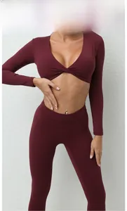Détail de l'ensemble yoga bordeaux avec haut à col en V torsadé et legging taille haute