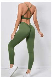 Détail d'un ensemble de yoga vert olive avec soutien-gorge croisé et legging en V