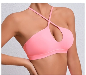 Gros plan d'un soutien-gorge de sport rose avec bretelles croisées et découpe en forme de larme