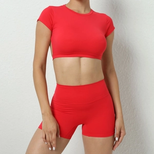 Detail der roten Yoga-Shorts mit hoher Taille und kurzem Oberteil mit flachen Nähten