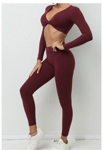 Détail de l'ensemble de yoga bordeaux avec haut court à manches longues et legging taille haute