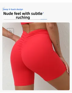 Nahaufnahme roter Yoga-Shorts mit hoher Taille, V-förmigem Bund und Scrunch-Butt-Effekt