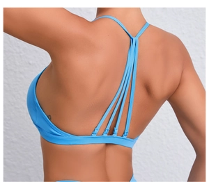 Gros plan du soutien-gorge de sport bleu ciel avec bretelles croisées et tissu élastique