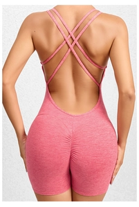 Combinaison de yoga rose avec fessier froncé, bretelles croisées et dos ouvert
