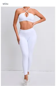 Détail de l'ensemble de yoga blanc avec brassière dos croisé et legging taille haute