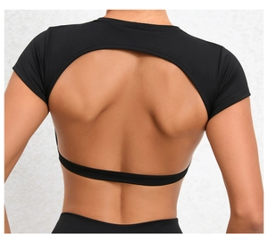 Dettaglio della maglia sportiva nera con elegante design aperto sulla schiena nuda