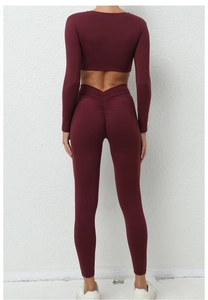 Détail d'un ensemble de yoga bordeaux avec legging sculptant et taille en forme de V