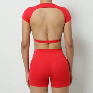 Rückansicht des roten Yoga-Sets mit rückenfreiem Oberteil und High-Waist-Shorts für Damen