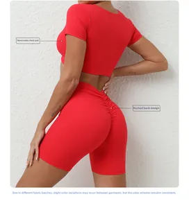 Detailansicht des roten Yoga-Sets mit abnehmbaren Polstern und Scrunch-Butt-Shorts