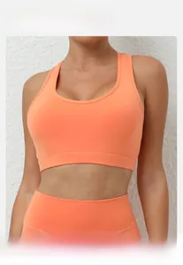 Détail du soutien-gorge de sport orange avec dos croisé et col en U respirant