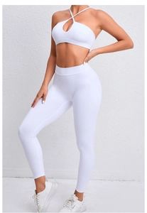 Détail de l'ensemble de yoga blanc avec soutien-gorge croisé et legging taille haute