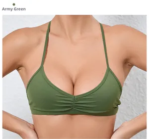 Gros plan du soutien-gorge de sport vert armée avec détail froncé et fines bretelles