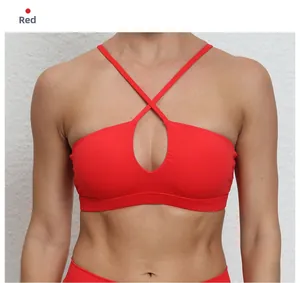 Détail d'un soutien-gorge de sport rouge avec bretelles croisées et découpe goutte d'eau