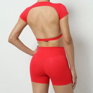 Detail eines roten High-Waist Yoga-Sets mit rückenfreiem T-Shirt und Fitness-Shorts