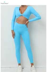 Détail de l'ensemble de yoga bleu flamme avec haut à manches longues en V et legging taille haute