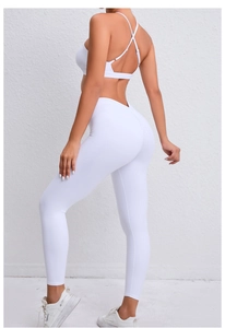 Vue arrière de l'ensemble de yoga blanc avec brassière croisée et legging push-up froncé