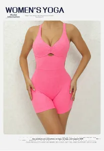 Dettaglio della tutina yoga rosa con design cut-out sul petto e tessuto testurizzato