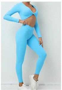 Détail d'un ensemble de yoga bleu ciel avec haut court torsadé et legging à taille haute