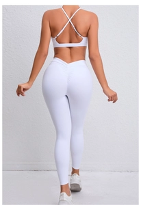 Détail de l'ensemble de yoga blanc avec soutien-gorge croisé et legging froncé effet liftant