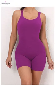 Détail d'un body de sport violet foncé avec bretelles croisées pour le yoga et le fitness
