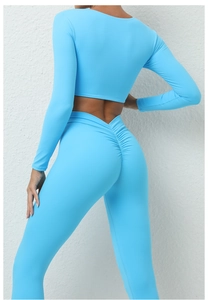 Détail de l'ensemble de yoga bleu ciel avec legging push-up et haut court à manches longues