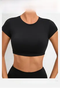 Vista frontale del top da yoga nero corto con scollo rotondo e tessuto a compressione