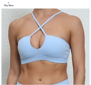 Détail du soutien-gorge de sport bleu ciel avec bretelles croisées et découpe goutte