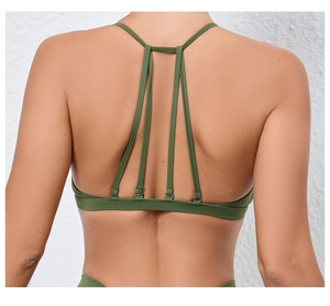 Détail de la conception à bretelles multiples au dos du soutien-gorge de yoga vert