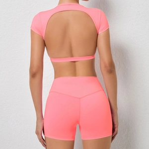 Detailansicht vom neonpinken Yoga-Set mit Rückenausschnitt und High-Waist Sportshorts