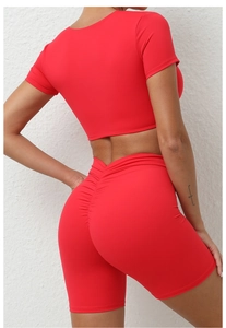 Rückansicht des roten Fitness-Sets mit Scrunch-Butt-Shorts und schmalem Crop-Top
