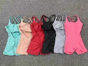 Combinaisons de yoga à fronces fessier multicolores avec dos croisé sur tapis gris