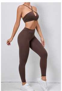 Vue détaillée de l'ensemble de yoga marron avec legging taille haute et brassière ajourée