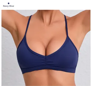 Détail du soutien-gorge de yoga bleu marine avec doubles bretelles fines et col en V