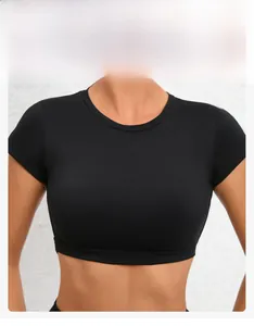 Vista frontale della maglia da yoga nera slim fit corta con girocollo e compressione