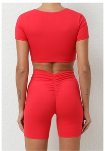 Detailansicht des roten Yoga-Sets mit V-förmiger High-Waist-Shorts und Push-up-Effekt am Gesäß