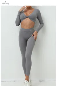 Détail d'un ensemble de yoga gris foncé à manches longues avec legging taille haute