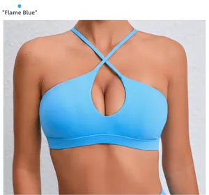 Détail de la brassière de sport bleu flamme avec bretelles croisées et découpe devant
