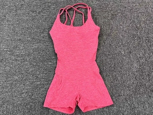 Détail du combishort de yoga rose prune avec bretelles croisées et effet plissé