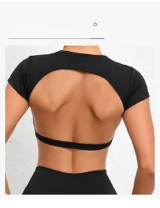 Dettaglio del taglio aperto sulla schiena e del tessuto elastico del top yoga nero