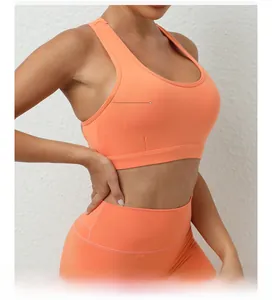 Gros plan sur le soutien-gorge de sport orange avec coussinets amovibles pratiques